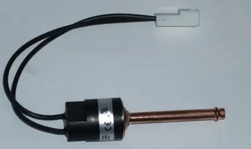 Hochdruckschalter von Daikin mit einem langen Kupferrohr und einem Kabel mit Steckverbinder, geeignet für Heizsysteme.